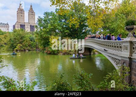 Panoramablick auf den berühmten Bogen Brücke im Herbst, die San Remo Gebäude, Upper West Side, vom Central Park, Manhattan, New York City Stockfoto