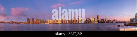 Blick auf die East Side von Manhattan Skyline von Long Island City am Morgen. Stockfoto