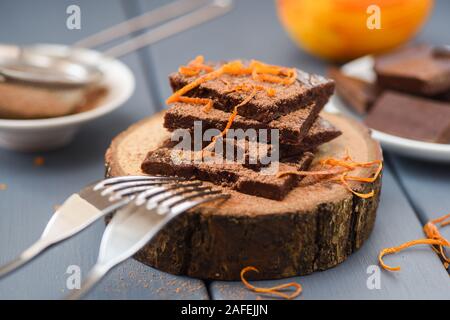 Gesundes Handwerk Schokoriegel mit Orangenschale und Kakao auf Holz Platten closeup Stockfoto