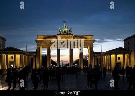 Brandenburger Tor bei Dämmerung in Berlin, Deutschland Stockfoto