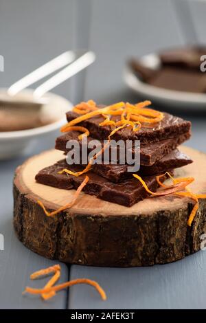 Gesunde hausgemachte dunkle Schokolade mit orange Rinde auf Holz Platten senkrecht Stockfoto