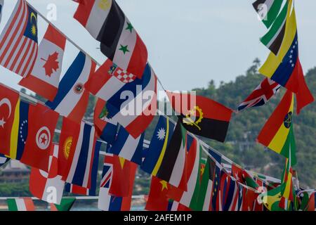 Flaggen der Welt fliegen in die Brise auf einer tropischen Insel in Thailand. Stockfoto