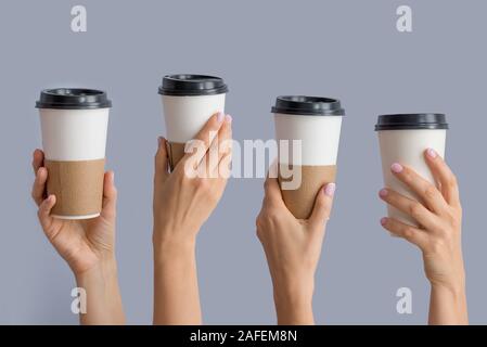 Mockup mehrere weibliche Hände halten einen Kaffee Pappbecher Stockfoto