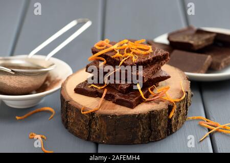 Leckere hausgemachte Schokolade mit Orangenschalen auf Holz Platten dekoriert closeup Stockfoto