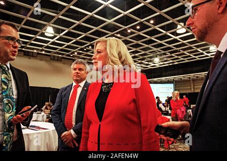 Topeka Kansas, USA, November 6, 2018 Kansas GOP Vorsitzende Kelly Arnold steht hinter der neu gewählte Versicherung Beauftragten von Kansas Vicky Schmidt bei der Wahl night watch Party. Stockfoto