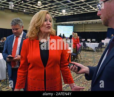 Topeka, Kansas, USA, 6. November 2018 neu Insurance Commissioner von Kansas Vicky Schmidt spricht mit Reportern bei der Wahl night watch Partei gewählt. Stockfoto