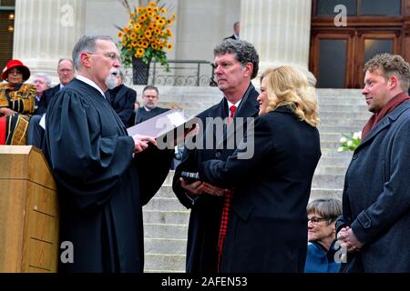 Topeka, Kansas, USA, Januar 14, 2019 Vicki Schmidt ist als der Versicherung Beauftragten von Kansas auf der Vorderseite der Schritte der Kansas State Capitol vereidigt. Ihr Ehemann Arzt Michael Schmidt hält die Bibel während Oberrichter des Kansas Supreme Court Lawton Nuss den Amtseid verwaltet. Stockfoto