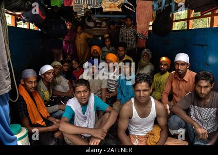 Manikaran, Himachal Pradesh, Indien: Sikh Pilger per Lkw aus Punjab an der Gurudwara Shri Sahib in der Ortschaft Manikaran Stockfoto