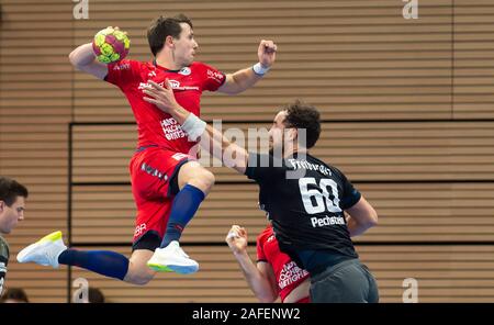 Dresden, Deutschland. 15 Dez, 2019. Handball: zweite Bundesliga, HC Elbflorenz Dresden - SG BBM Bietigheim, 16.Spieltag. Bietigheim Jan's Asmuth (l) und der Dresdner Marc Pechstein in Aktion. Quelle: Matthias Rietschel/dpa-Zentralbild/ZB/dpa/Alamy leben Nachrichten Stockfoto