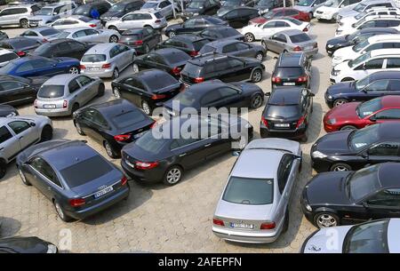 Chisinau, Republik Moldau - 21. April 2019. Viele Autos auf den Verkauf außerhalb Stockfoto