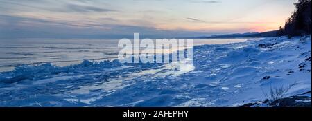 Ein winter Sonnenuntergang Panorama entlang der nördlichen Ufer des Lake Superior mit Ice shards häufen sich im Cook County, Minnesota Stockfoto