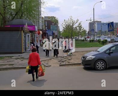 Chisinau, Republik Moldau - 21. April 2019. Überfüllte Fußgängerzone Innenstadt Stockfoto