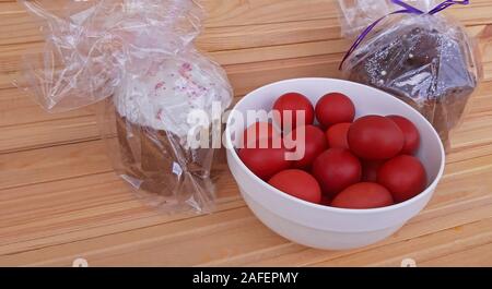 Rote Eier und Ostern Kuchen. Osterferien Stockfoto