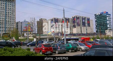 Chisinau, Republik Moldau - 21. April 2019. Gedrängten Straße und viele Autos in der Innenstadt Stockfoto