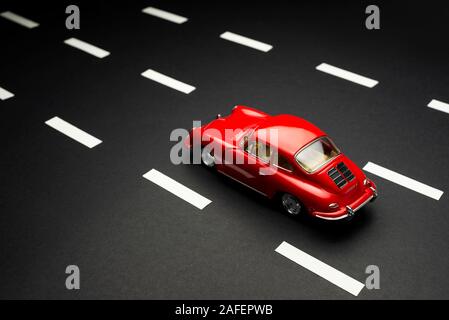 Izmir, Türkei - 28. Juli 2019. Ober- und Rückseite des Porsche Carrera 2 Spielzeug Modell Auto auf eine asphaltierte Hintergrund. Stockfoto