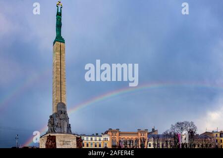 Regenbogen hinter dem Freiheitsdenkmal, Riga, Lettland Stockfoto