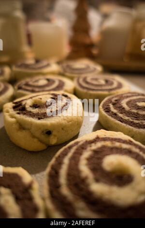 Nahaufnahme des traditionellen und leckeren deutschen schwarze und weiße Weihnachten Plätzchen, plaetzchen, gebacken für die Ferienzeit. Stockfoto