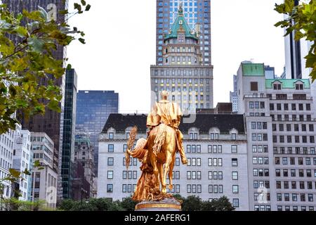 Grand Army Plaza General William Tecumseh Sherman Denkmal. Von Hotels, Wohnungen und Büros umgeben. New York City. In den Vereinigten Staaten. Stockfoto