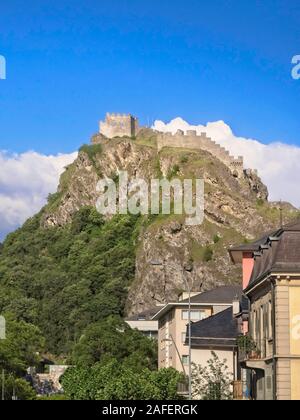 Seitliche Sicht auf das majestätische Ruinen von Schloss Tourbillon wie an einem schönen Sommertag im Jahr 2018 von der Hauptstraße in Sion, Schweiz Stockfoto