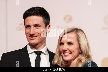 Baden Baden, Deutschland. 15 Dez, 2019. Der ehemalige Skispringer Martin Schmitt und seine Frau Tanja stehen auf dem roten Teppich im Kurhaus, bevor abgestimmt wird portsman's des Jahres'. Quelle: Patrick Seeger/dpa/Alamy leben Nachrichten Stockfoto