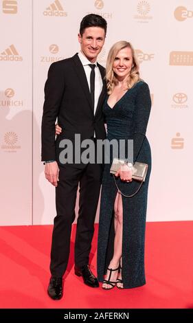 Baden Baden, Deutschland. 15 Dez, 2019. Der ehemalige Skispringer Martin Schmitt und seine Frau Tanja stehen auf dem roten Teppich im Kurhaus, bevor abgestimmt wird portsman's des Jahres'. Quelle: Patrick Seeger/dpa/Alamy leben Nachrichten Stockfoto