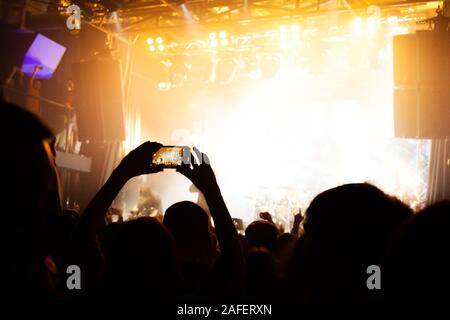 Silhouetten von einem Konzert der Menge mit Smartphones in ihren Händen. Stockfoto