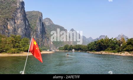 Li Fluss durch Karst zwischen Guilin und Yangshuo - Guangxi Province, China umgeben Stockfoto