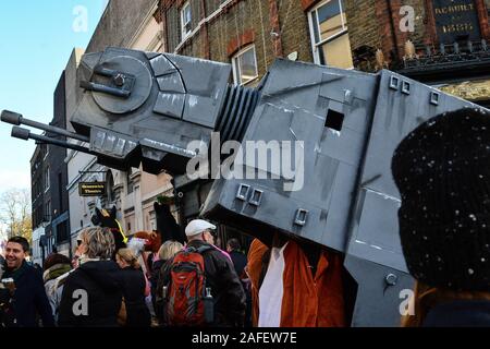 London, Großbritannien. 15 Dez, 2019. Über 30 Pantomime Pferde gekleidet, wie Star Wars Zeichen (in Greenwich, London versammelt und ein paar Heuchler in Form von Zebras und Kühe), auf einem 6 Pub pit-stop-Strecke, in ihrem Bestreben, die über die Ziellinie, der Erste zu sein. Das Rennen, jetzt in seiner 10. Auflage, Geld für die Liebe. (Foto von Laura Chiesa/Pacific Press) Quelle: Pacific Press Agency/Alamy leben Nachrichten Stockfoto