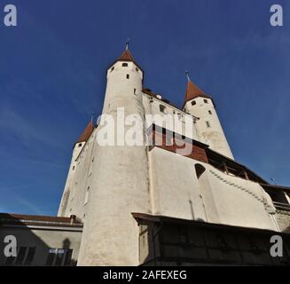 Schloss Thun dominieren die Skyline von Thun in der Schweiz aus der Nähe gesehen. Stockfoto