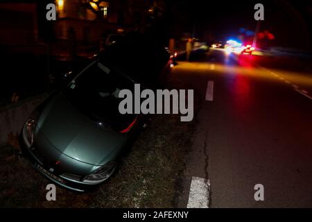 Dezember 14, 2019: Lons-le-Saunier, Frankreich. 14. Dezember 2019. Ein Auto Unfall mit zwei Autos in der Stadt Lons-le-Saunier in der Alpes-de-Haute-Provence Abteilung der Südosten Frankreichs, mit der Straße blockiert werden. Notdienste nahmen an der Unfallstelle, stoppen entgegenkommender Autos und er das Fahrzeug mit einem Abschleppwagen Gutschrift beschädigt: Louai Barakat/IMAGESLIVE/ZUMA Draht/Alamy leben Nachrichten Stockfoto