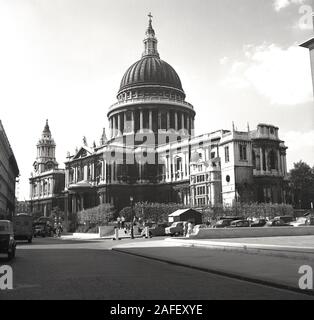 1950, historische, post-ww2 und einen Blick auf die St. Paul's Kathedrale in London, England, eine anglikanische Kirche von Sir Christopher Wren entworfen und im späten 17. Jahrhundert gebaut. Die Kathedrale überlebte den Blitz und war bis 1967 das höchste Gebäude in London. Stockfoto