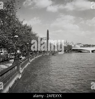 1960 s, historischen, einen Blick entlang der Viktorianischen Bahndamm an der Themse, London, England, UK. In der Ferne Cleopatra's Needle, ein ägyptischer Obelisk, als Geschenk nach Großbritannien vom ägyptischen Herrscher Muhammad Alii 1819 gegeben, aber nicht errichtet, bis 1878. Stockfoto