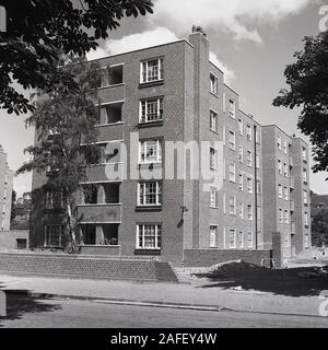 1950, historische, Nachkriegszeit und neu gebaut, aus Backstein Wohnblocks oder Maisonetten, London, England, UK. Von den lokalen Behörden errichtet die einheimischen Arbeiter zu Haus, diese relativ niedrige Einheiten wurden mit traditionellen Methoden der Konstruktion gebaut und waren typisch für den architektonischen Stil der unmittelbaren Nachkriegszeit, vor dem Hochhaus Betonfertigteile Turm Bausteine des 'modernen' Bewegung des folgenden Jahrzehnts. Stockfoto