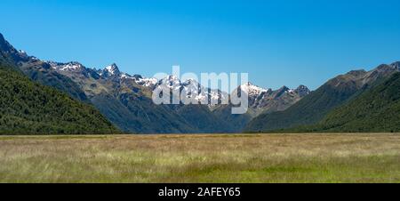 Knöpfe flachen Grasland und Südlichen Alpen Neuseelands State Highway 94, als Milford Road bekannt Stockfoto