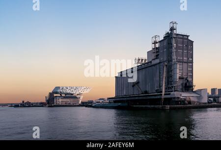 Antwerpen, Belgien - 17 November 2019: Die neuen modernen Hafen Haus neben dem alten Lagerhäuser im Hafen von Antwerpen. Stockfoto