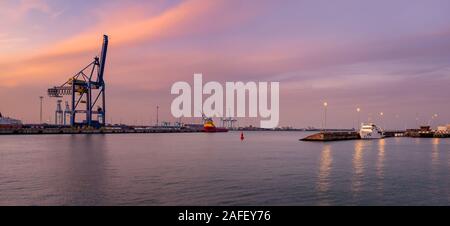 Containerterminal im Hafen von Zeebrugge bei Sonnenuntergang. Blick von der Aussichtsplattform in der Nähe des Denkmals Vissers Stockfoto