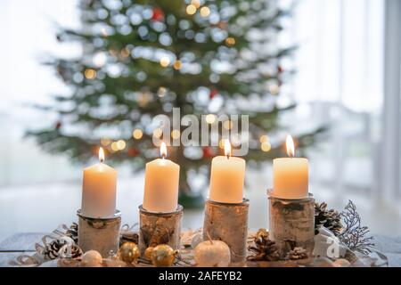 Die Kerzen am Adventskranz Leuchten jeden Sonntag nach der Tradition Stockfoto