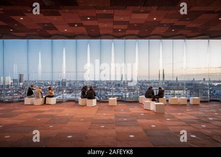 Die Menschen genießen den Sonnenuntergang Blick auf die Skyline von der berühmten Museum MAS Stockfoto