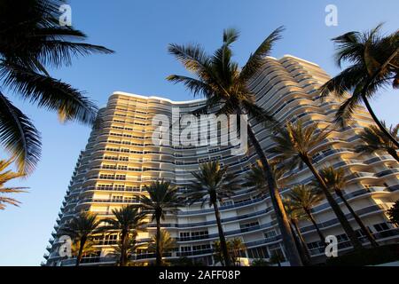 Hochhäuser und Eigentumswohnungen in Sunny Isles Beach, Florida Stockfoto