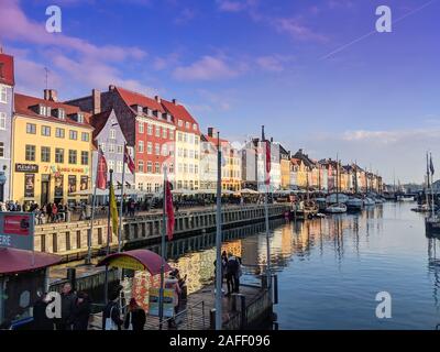 Farbenfrohe Gebäude im Wasser in Nyhavn in Kopenhagen Dänemark wider Stockfoto