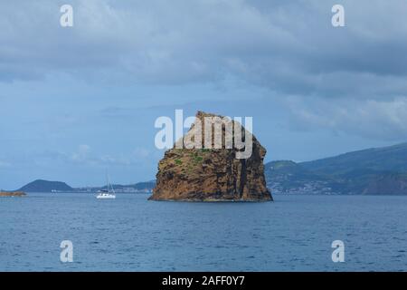 Ilheu em Pe ein Blick von Fähre von Pico, Faial, Azoren, Portugal reisen Stockfoto