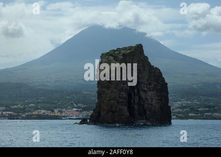 Ilheu em Pe ein Blick von Fähre von Pico, Faial, Azoren, Portugal reisen Stockfoto