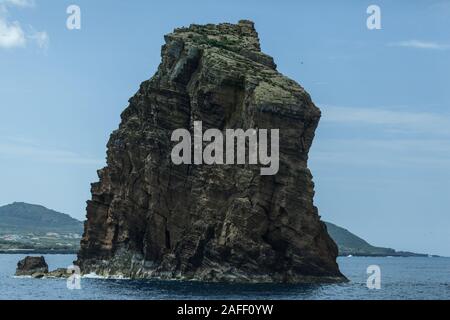 Ilheu em Pe ein Blick von Fähre von Pico, Faial, Azoren, Portugal reisen Stockfoto