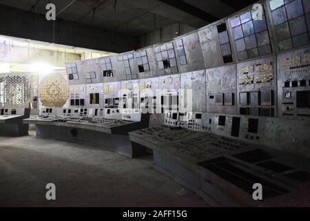 Der Kontrollraum des Reaktors vier von Tschernobyl, der Standort der weltweit Verheerendsten nuklearen Katastrophe. Die Zimmer des ehemaligen Kernkraftwerk ist, wo Ingenieure den Reaktor der Kühlpumpen als Teil eines Safety Test im April 1986, die zu einer Explosion, die mindestens 28 Menschen in der unmittelbaren Nachkriegszeit getötet und die Umgebung verschmutzt Led abgeschaltet. Die Zimmer, unter einem 36.000-Tonnen Stahl Auffangwannen Bogen gelegen, hat seinen ursprünglichen Displays und Panels der Schaltflächen. Tschernobyl, Ivankiv Rajon, Oblast Kiew, Ukraine, Europa Stockfoto