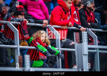 Mailand, Italien. 15 Dez, 2019. Fans des AC Mailand in Mailand vs Sassuolo, italienische Fußball Serie A Männer Meisterschaft in Mailand, Italien, 15. Dezember 2019 Quelle: Unabhängige Fotoagentur/Alamy leben Nachrichten Stockfoto