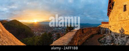 Landschaft mit mittelalterlichen Festung Rasnov bei Sonnenuntergang, Brasov, Siebenbürgen, Rumänien Stockfoto