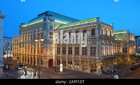 Wien, Österreich - 16 September 2018: Nacht Blick in den hinteren Teil der Wiener Staatsoper. Heute ist die Wiener Staatsoper ist eine der führenden Opernhaus Stockfoto