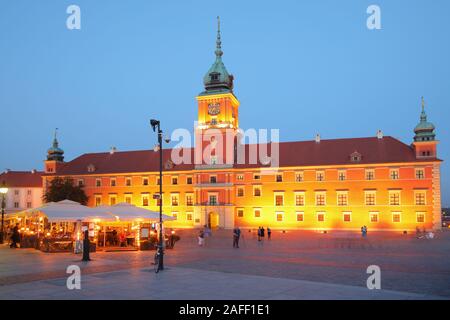 Warschau, Polen - 20. September 2018: Menschen auf dem Schlossplatz vor dem Königlichen Schloss. Aus dem 17. Jahrhundert wurde die Burg fast completel Stockfoto