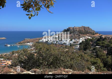 Lindos, Insel Rhodos, Griechenland - Oktober 11, 2017: Stadtbild von Lindos mit Menschen Ruhe am Strand. Nur 50 km südlich der Stadt Rhodos, Lin Stockfoto