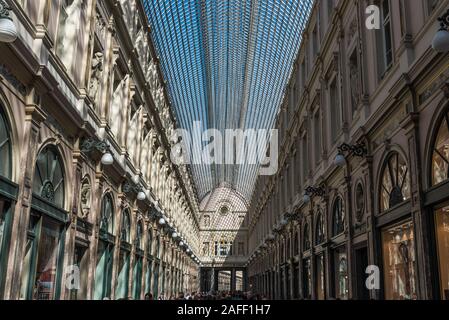 Brüsseler Altstadt, Region Brüssel-Hauptstadt / Belgien - 09 14 2019: Die gläsernen Jugendstildecken der Galeries Royales Saint-Hubert, Saint-Huber Stockfoto